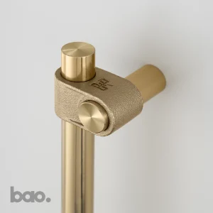 ידית חת לארונות CLOSET BAR / CAST / BRASS בסטר ופאנצ —  Buster & Punch באו ביי דילן יבואן רשמי bao by Dylan