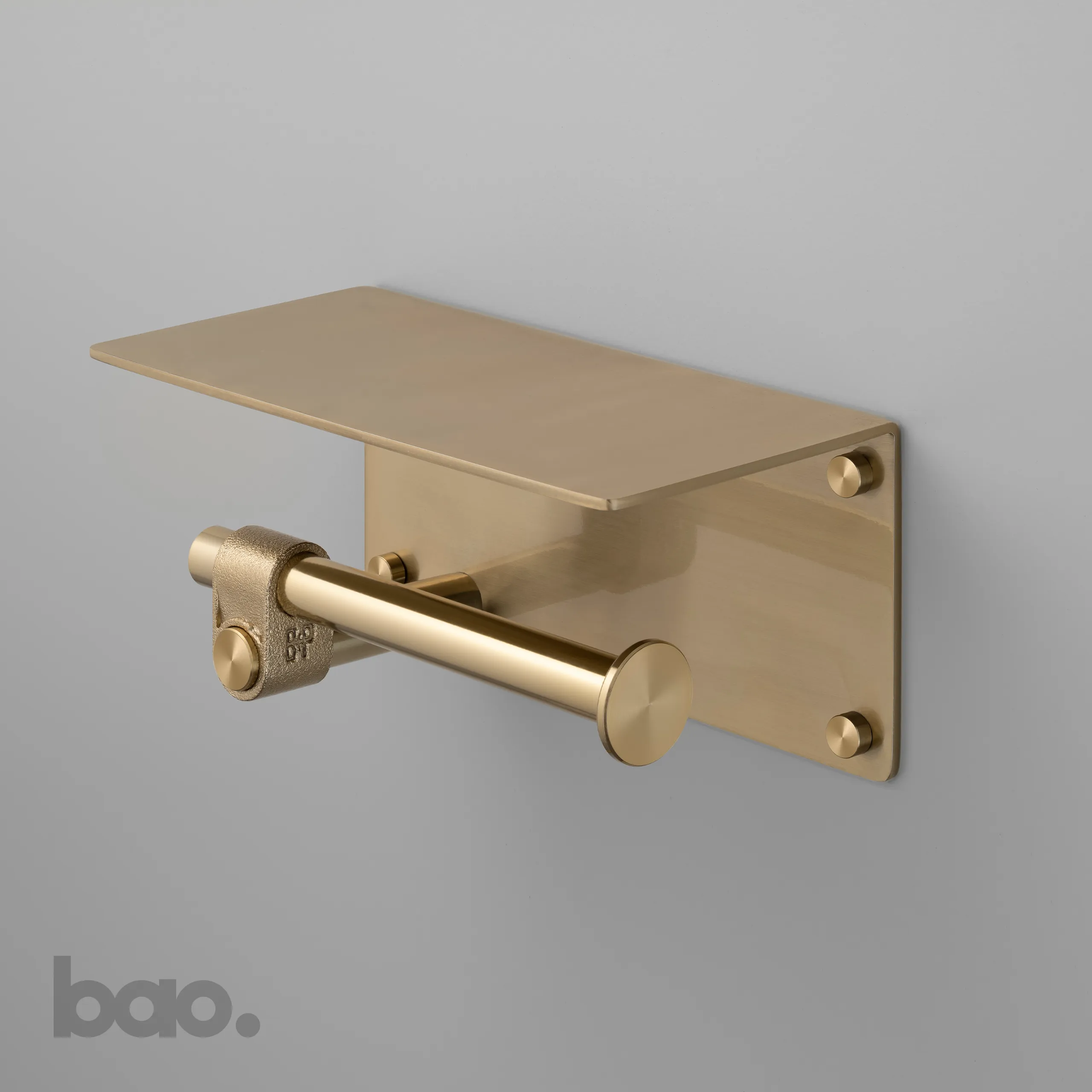 מתקן לנייר טואלט TOILET ROLL HOLDER / WITH SHELF / CAST / BRASS בסטר ופאנצ׳ באסטר ופאנץ Buster + Punch באו ביי דילן bao by Dylan