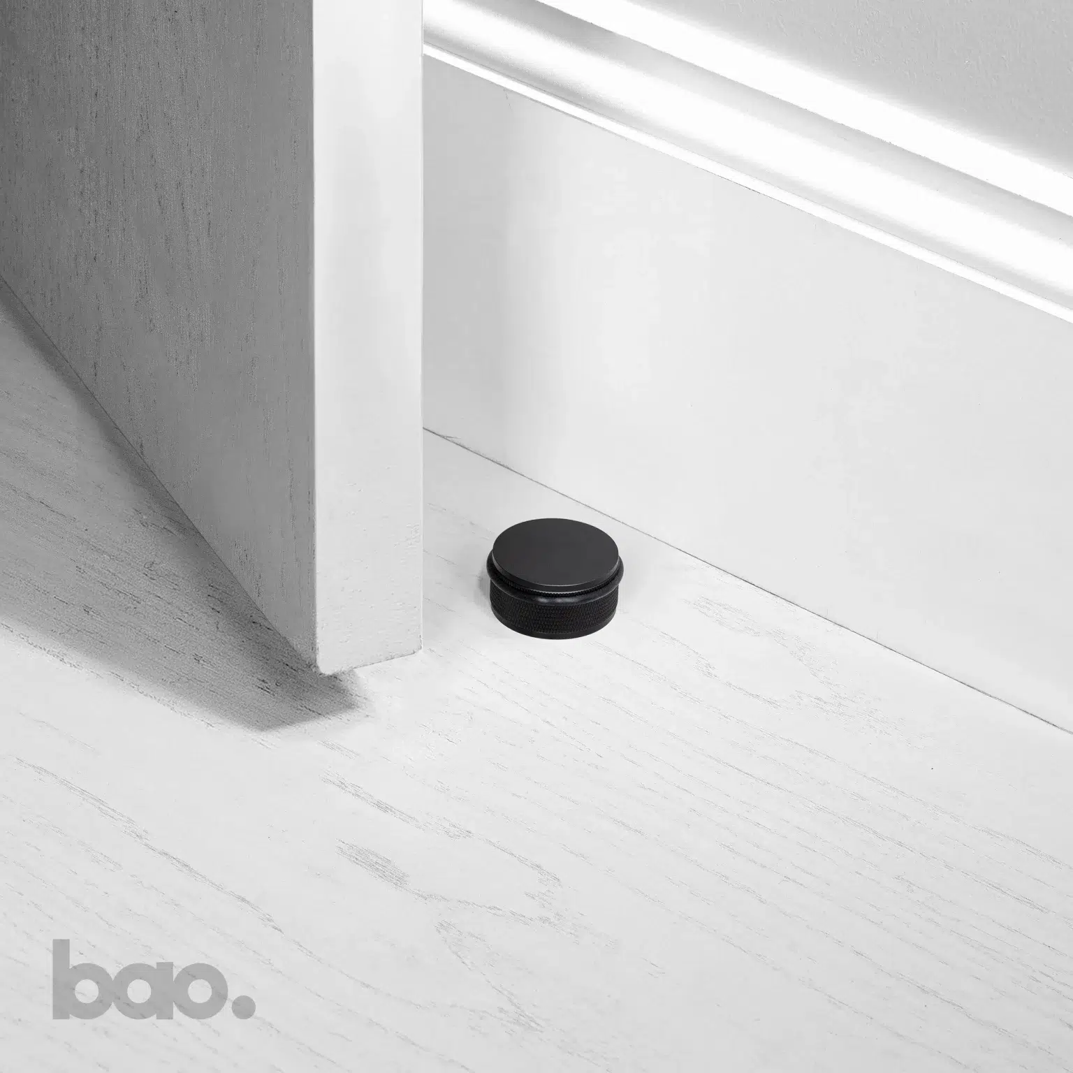 מעצור לדלת קבוע לרצפה DOOR STOP / FLOOR / BLACK בסטר ופאנצ׳ באסטר ופאנץ Buster + Punch באו ביי דילן bao by Dylan