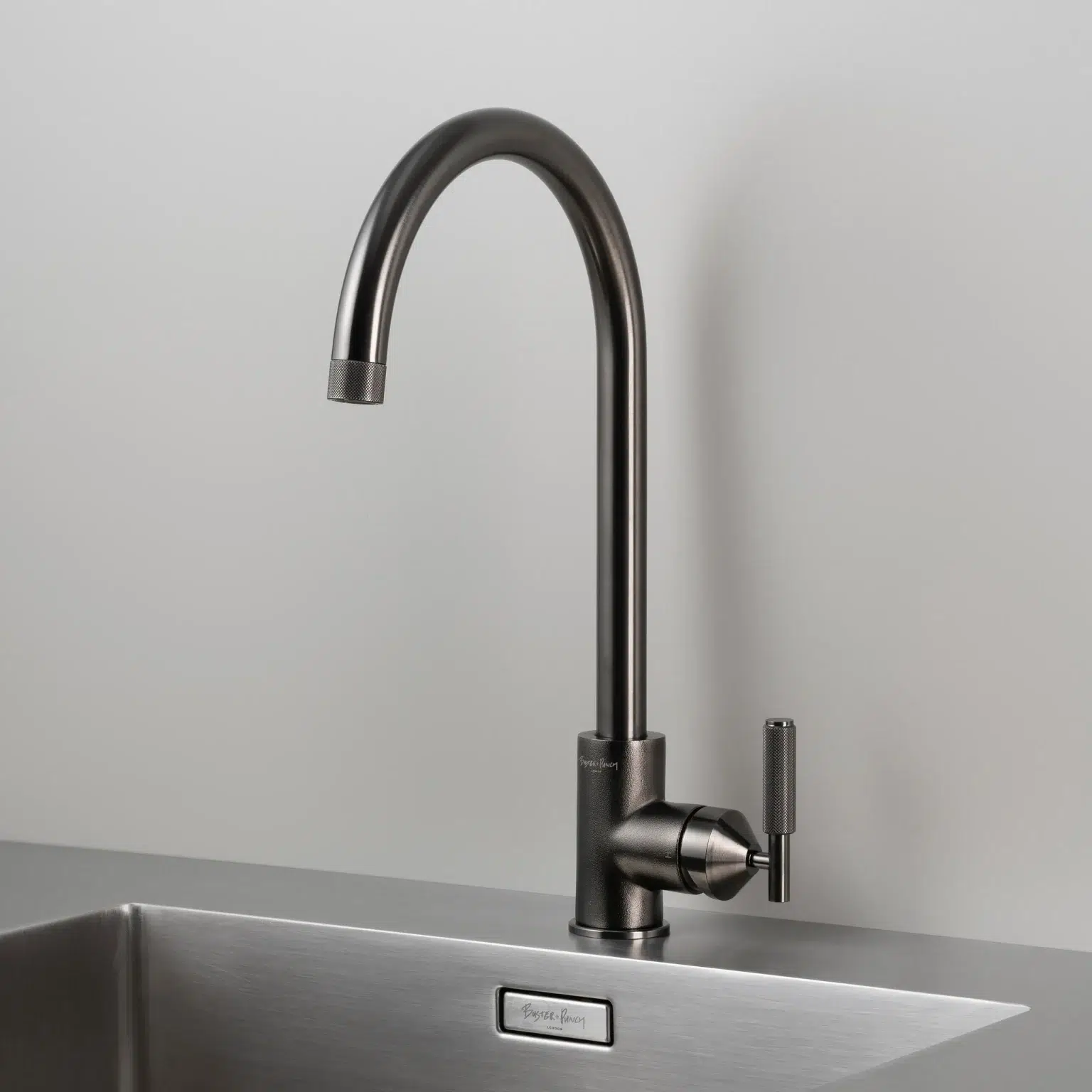 ברז מטבח שחור KITCHEN TAP / MIXER / CROSS / GUN METAL בסטר ופאנצ׳ באסטר ופאנץ Buster + Punch באו ביי דילן bao by Dylan