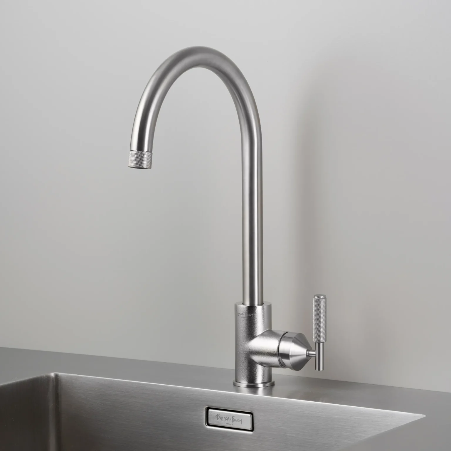 ברז מטבח זהב KITCHEN TAP / MIXER / CROSS / STEEL בסטר ופאנצ׳ באסטר ופאנץ Buster + Punch באו ביי דילן bao by Dylan