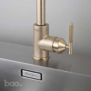 ברז מטבח זהב KITCHEN TAP / MIXER / LINEAR / BRASS בסטר ופאנצ׳ באסטר ופאנץ Buster + Punch באו ביי דילן bao by Dylan