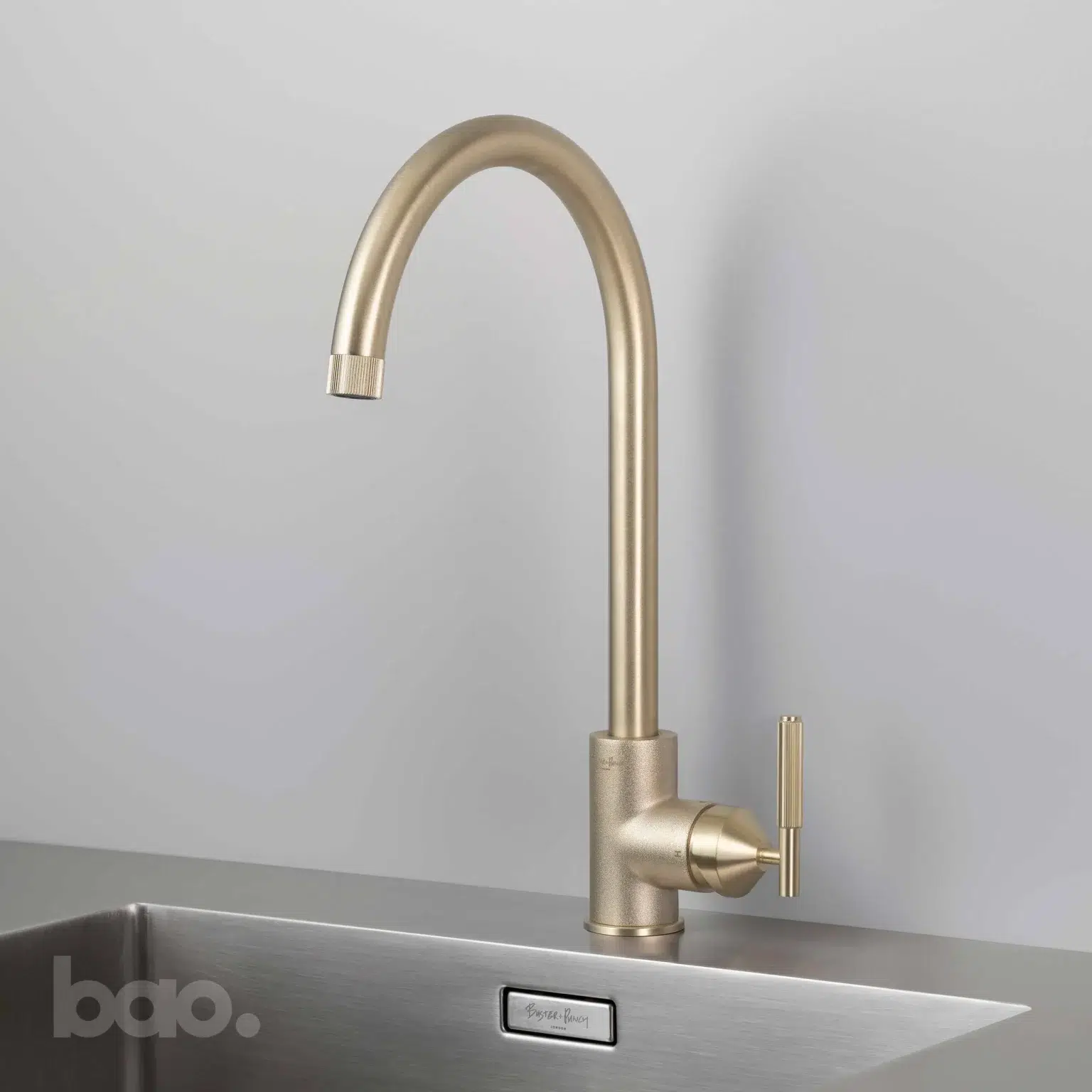 ברז מטבח זהב KITCHEN TAP / MIXER / LINEAR / BRASS בסטר ופאנצ׳ באסטר ופאנץ Buster + Punch באו ביי דילן bao by Dylan