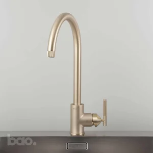 ברז מטבח זהב KITCHEN TAP / MIXER / LINEAR / BRASS בסטר ופאנצ׳ באסטר ופאנץ Buster + Punch באו ביי דילן bao by Dylan