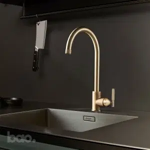 ברז מטבח זהב KITCHEN TAP / MIXER / LINEAR / BRASS בסטר ופאנצ׳ באסטר ופאנץ Buster + Punch באו ביי דילן bao by Dylan