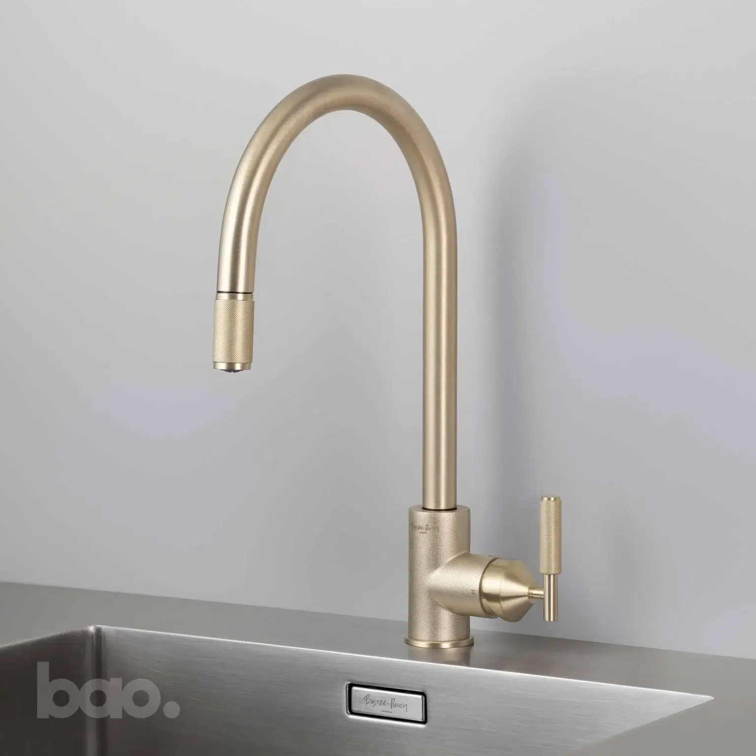 ברז נשלף למטבח זהב KITCHEN TAP / PULL-OUT MIXER / CROSS / BRASS בסטר ופאנצ׳ באסטר ופאנץ Buster + Punch באו ביי דילן bao by Dylan