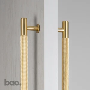 זוג ידיות חת לדלת פנים CLOSET BAR / DOUBLE-SIDED / CROSS / BRASS בסטר ופאנצ —  Buster & Punch באו ביי דילן יבואן רשמי bao by Dylan