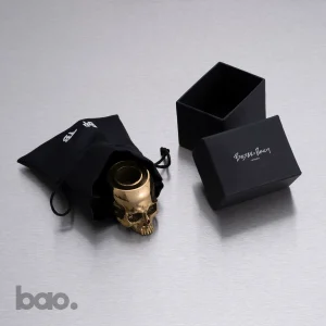 פמוט בצורת גולגולת Travis Barker בגימור Brass טראוויס בארקר בסטר ופאנצ יבואן רשמי באו ביי דילן Buster + Punch